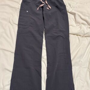 FIGS women’s charcoal gray Kade cargo scrub pants petite small